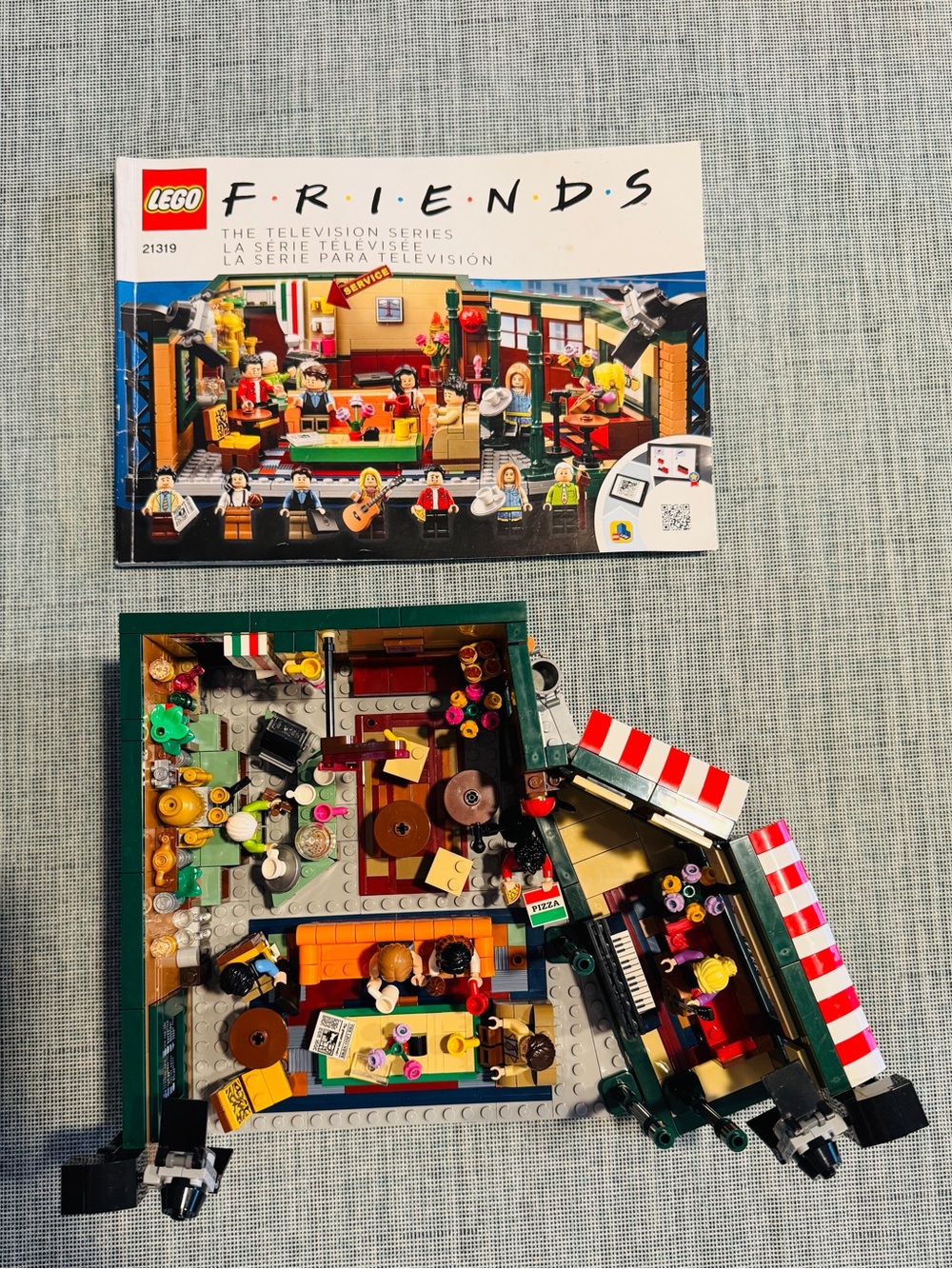 LEGO Ideas Friends Central Perk 21319, ALL minifigs included!